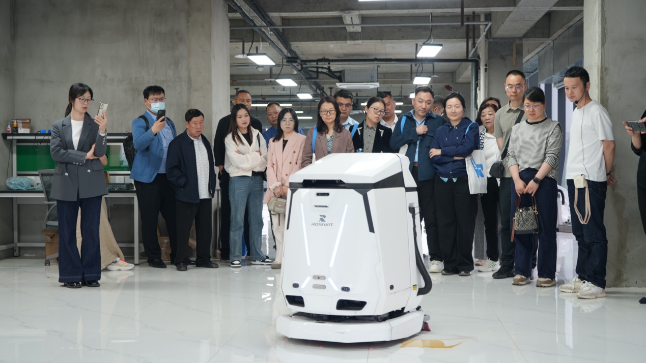 中国百强物业企业代表走进霞智科技k8凯发国际登录智慧清洁新视野：(图3)